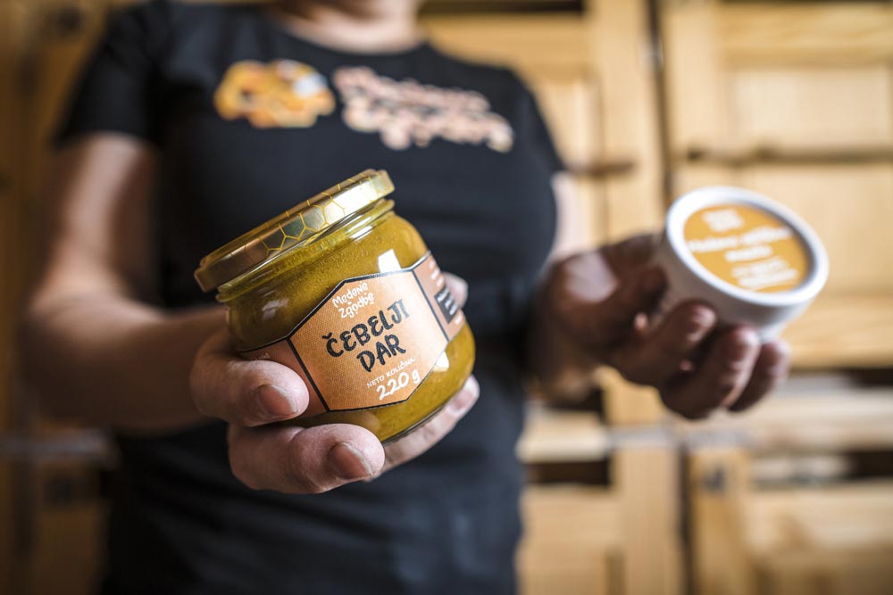 Medene zgodbe, Mojca Anzeljc s.p. 