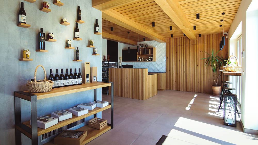  Turistična kmetija Puhan - trgovina z domačimi izdelki in šunkarna 